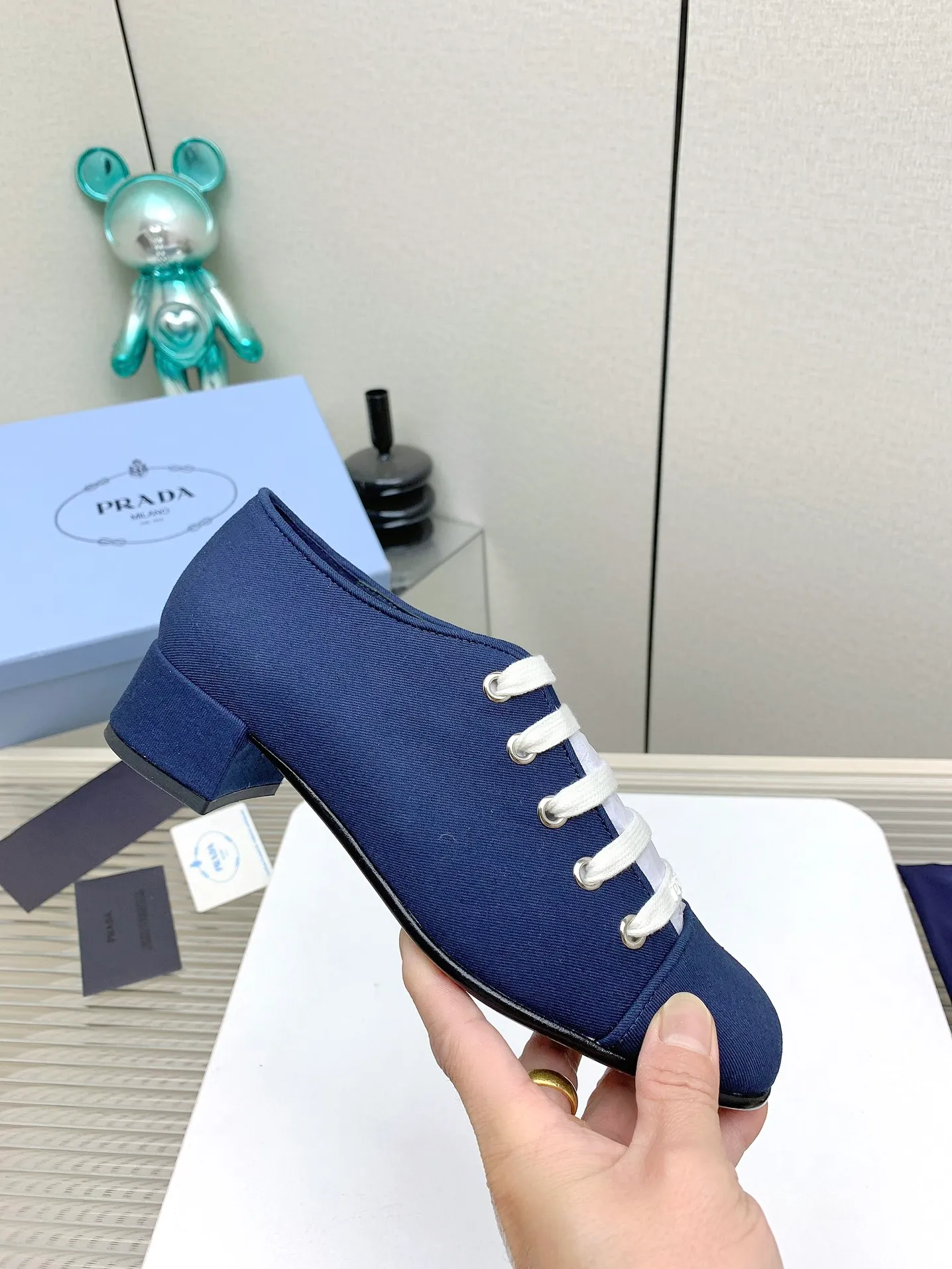 👟👟Ex-factory price 620👟👟 (Higher version) Prada 25/Spring and Summer Catwalk New lace-up hollow shoelace Mary Jane thick heel shoes This year’s lace-up element is super popular and really fashionable. I am obsessed with the appearance and comfort! The salty or sweet doll head design is full of girlishness. It is retro and playful yet elegant. The key is that it is easy to wear. ✔️Upper: original customized fabric ✔️Inner: sheepskin ✔️Outsole: genuine leather outsole imported from Italy ✔️Size: #35-41 (40.41 custom-made, non-refundable)